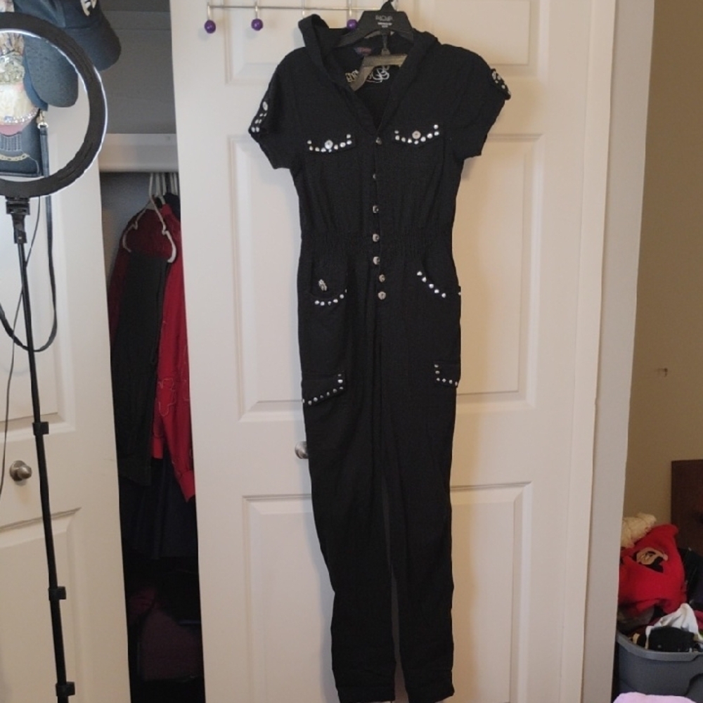 Dereon Black Cap Sleeve Jumpsuit with Fitted Silhouette